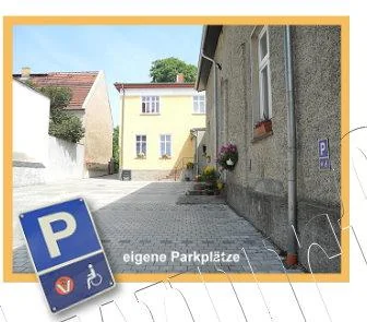 Hof der Praxis mit eigenen Parkplätzen und Behindertenparkplatz